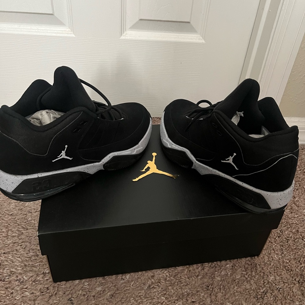 Jordan Men's Black and Gray Sneakers